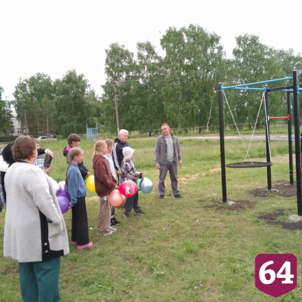 Семья участника СВО подарила спортплощадку юным саратовцам