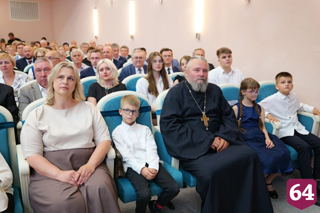 Губернатор вручил награды жителям Саратовской области